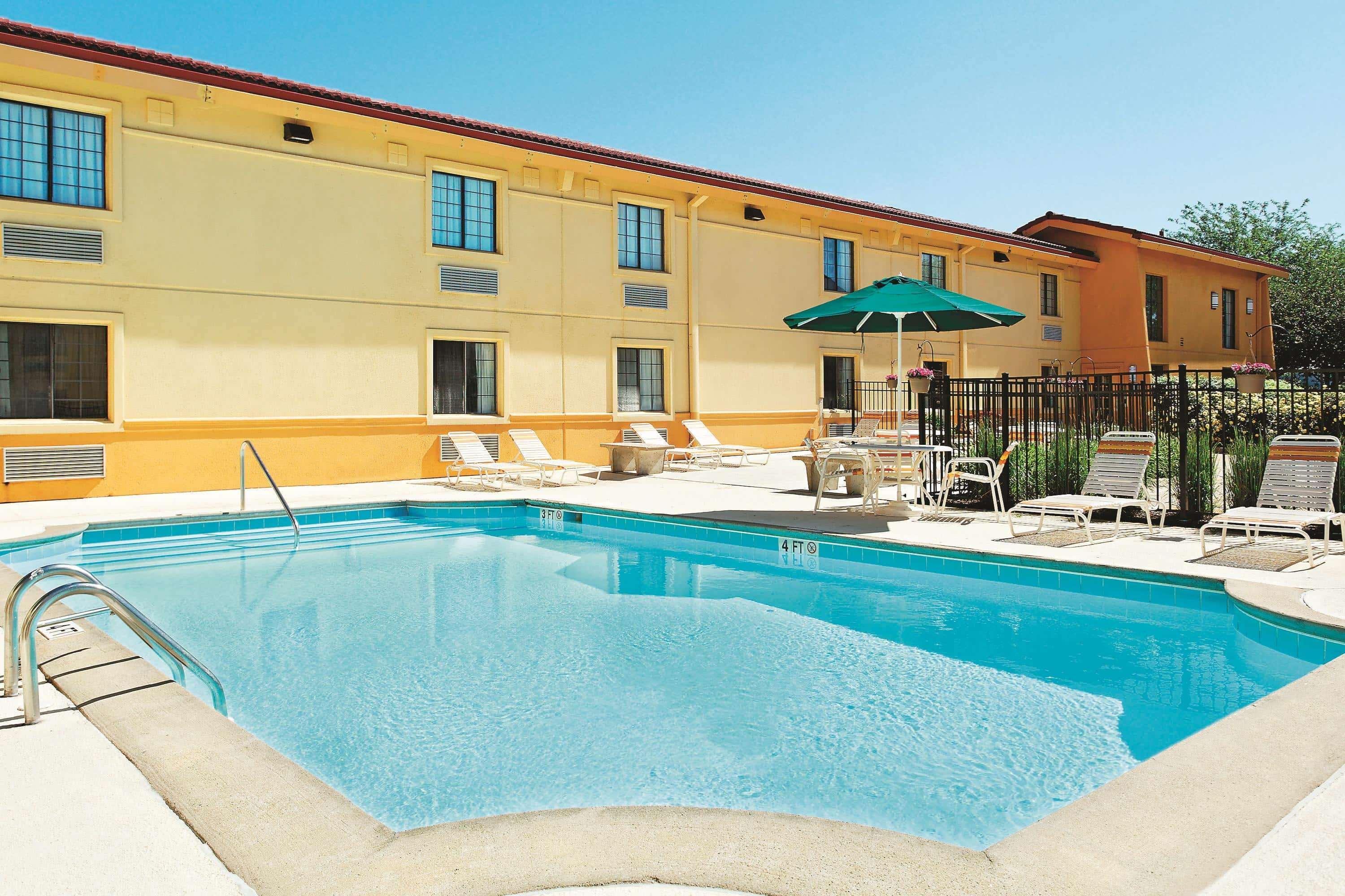 La Quinta Inn By Wyndham Champaign Extérieur photo